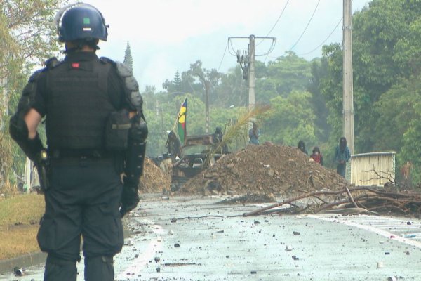 Révoltes en Kanaky : la gendarmerie tire à balle réelle sur les protestataires kanaks 