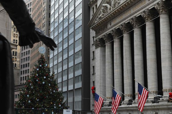 La bourse de New York bat son record, l'économie touche le fond