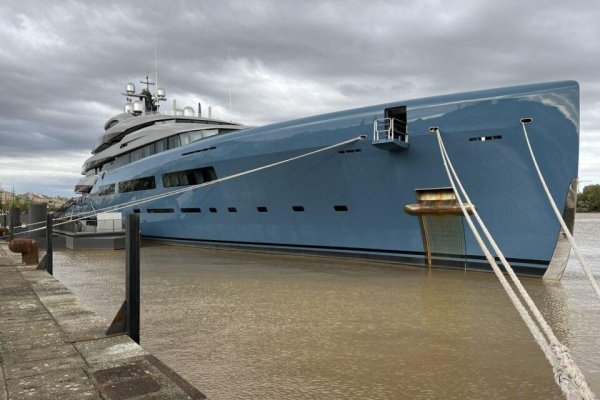 Superyacht dans le port de Bordeaux : quand les riches se pavanent en pleine crise