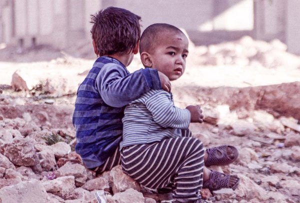 Les images d'un enfant mort de faim alertent sur la famine en Syrie