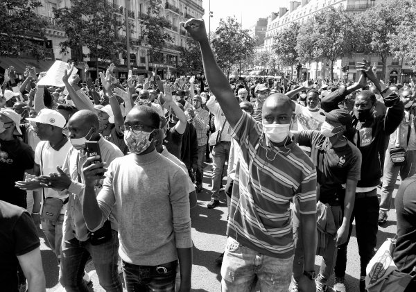 Malgré l'interdiction, plus de 10.000 manifestants à Paris pour exiger la régularisation de tous les sans-papiers ! 