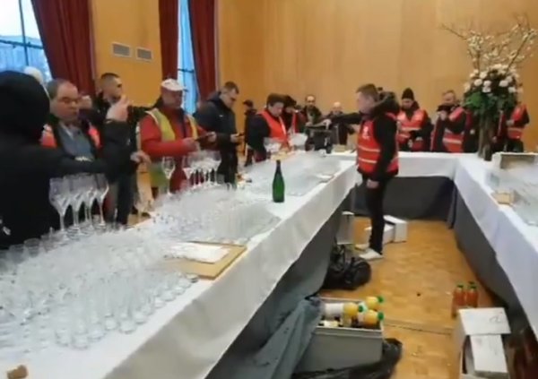 VIDEO. Le Havre : 150 manifestants s'invitent à la cérémonie des vœux du maire et "y goûtent le champagne"