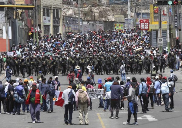Pérou : le gouvernement de Boluarte poursuit la répression et agite des élections pour 2023