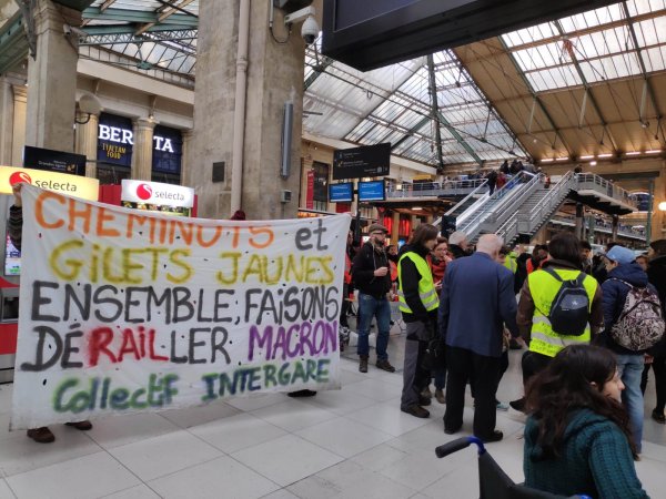 Acte 18 à Paris : les cheminots de l'intergare ont accueilli les Gilets Jaunes à la Gare du Nord