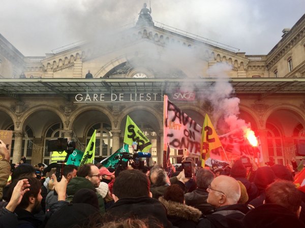 « Et on ira et on ira jusqu'au retrait » : le cortège de grévistes RATP-SNCF s'élance dans une ambiance ultra-combative ! 
