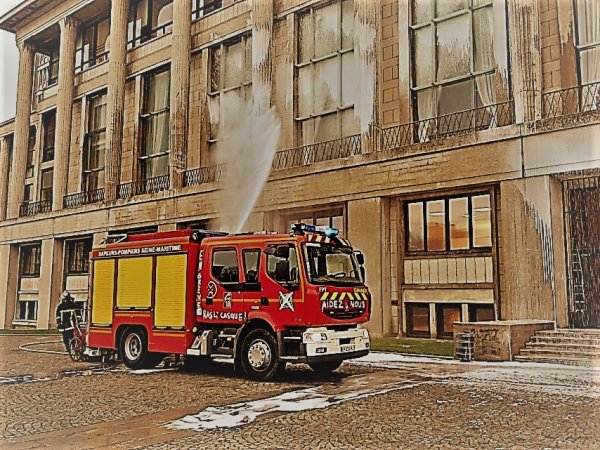 Au Havre, les pompiers arrosent la mairie d'Edouard Philippe