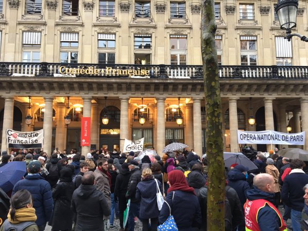 Après le 49.3, les travailleurs de l'Opéra et de la Comédie Française se remettent en grève