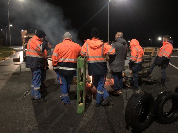 Action coup de poing à Total Grandpuits : les raffineurs durcissent la grève