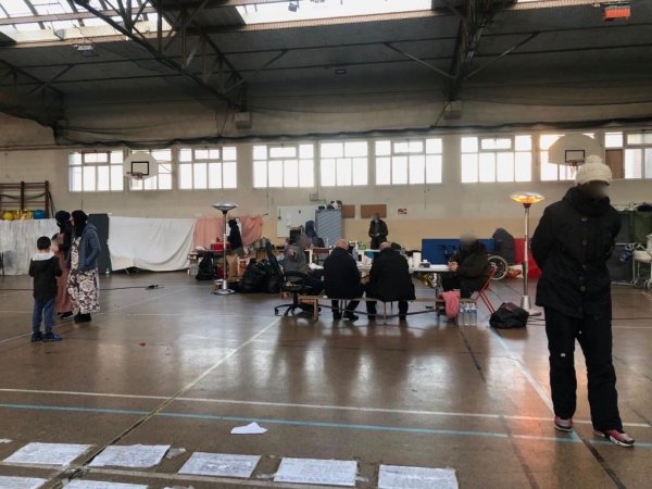 80 réfugiés logés dans un gymnase à Ivry-sur-Seine : exigeons des papiers et des logements pour tous !