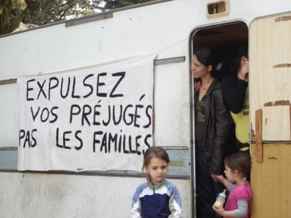 Intimidations et pressions policières : le quotidien d'une famille Roms sans-papiers 