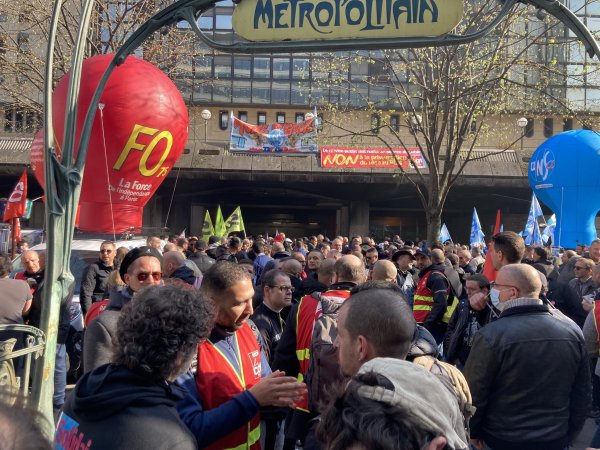 « Tout augmente, on peut pas finir le mois » : grève massive et piquets à la RATP