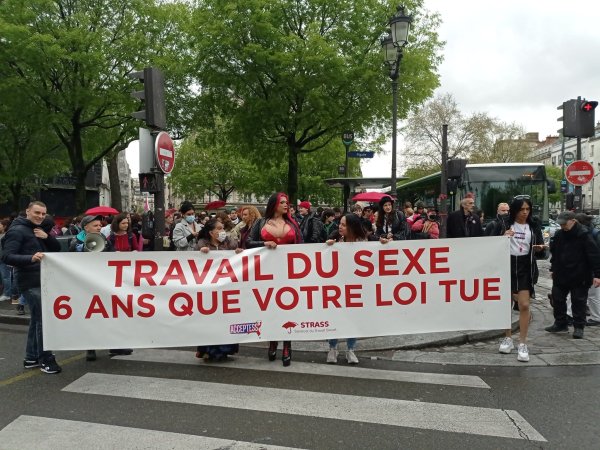 Manifestation pour les six ans de la loi prostitution : « 6 ans que votre loi tue ! »