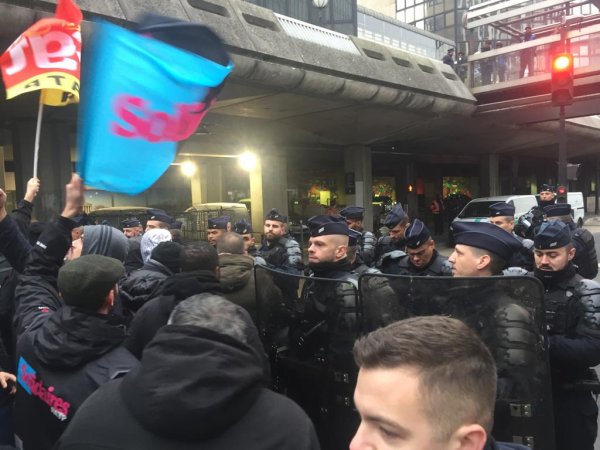RATP. A peine entré en poste, Jean Castex réprime les grévistes rassemblés devant le siège
