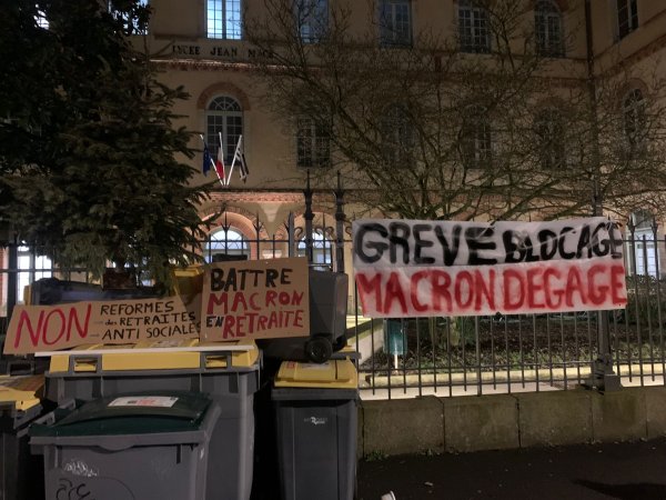 31 janvier. A Rennes, lycéens et étudiants rejoignent le blocage de Jean Macé contre la réforme