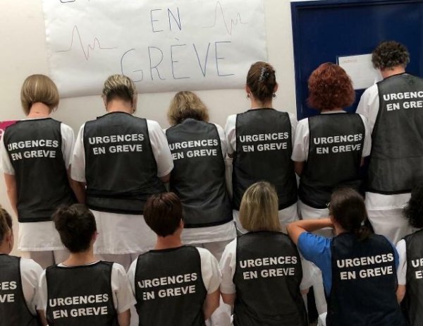 "Les urgences ferment dans le silence, c'est un scandale" : les soignants en grève à Laval