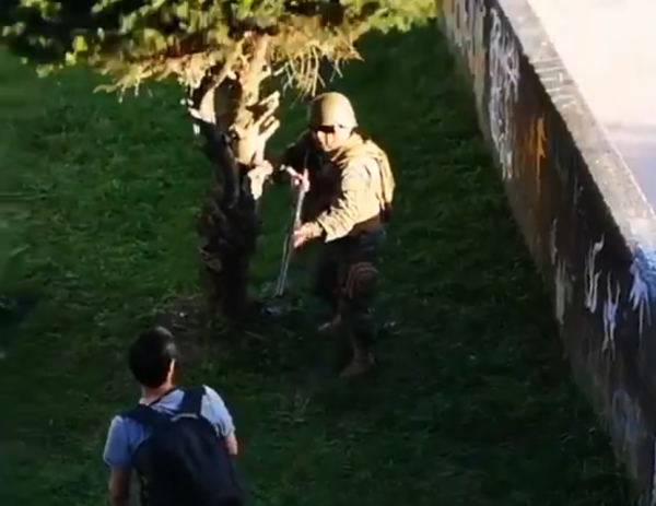 Chili. Une vidéo montre un militaire tirer dans la jambe d'un homme à bout portant
