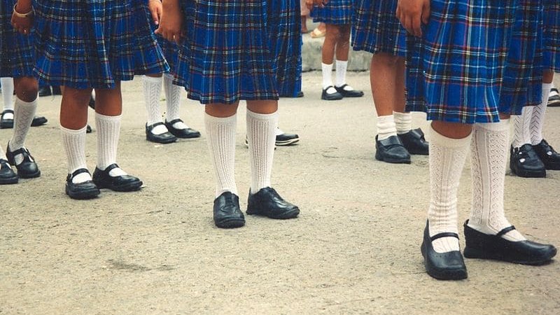 Expérimentation de l'uniforme scolaire : Gabriel Attal veut mettre la jeunesse au pas