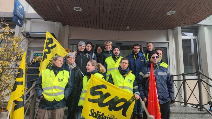 Les postiers de Millau en grève depuis cinq semaines contre un plan de réorganisation 